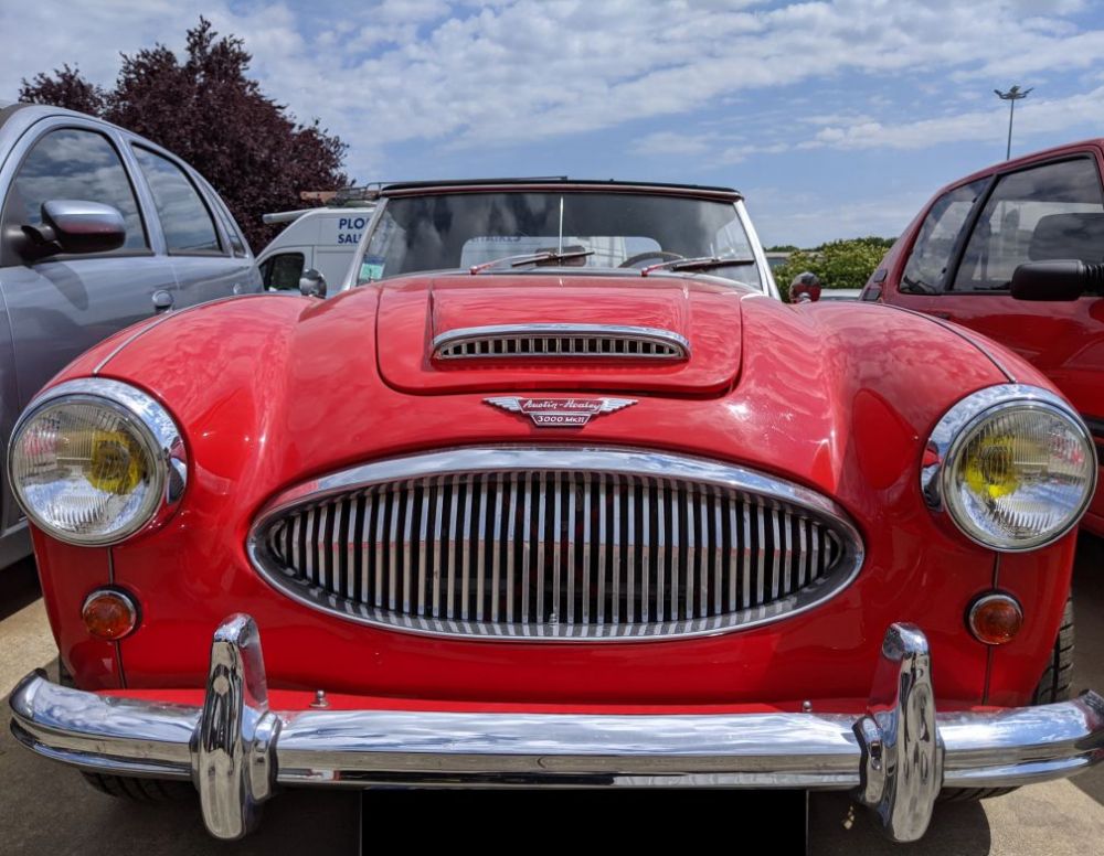 Photo d'un véhicule vintage de luxe en réparation chez Vintage Classic Autos Rennes