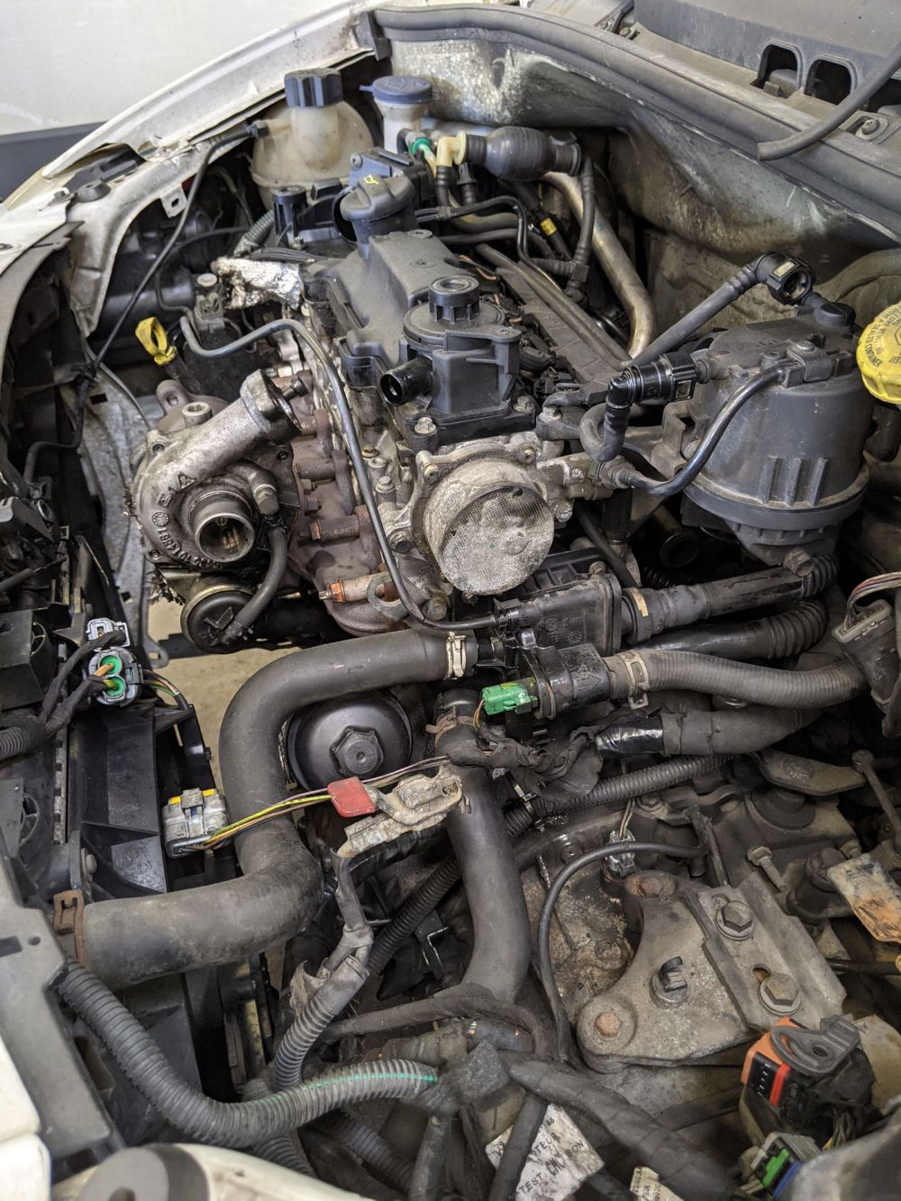 Travail d'entretien de moteur dans notre garage auto à Rennes